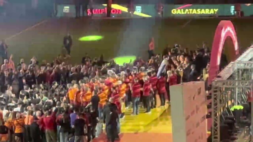 Fernando Muslera Sahneye Çıkış Anı ve Şarkısı | Galatasaray 3-0 Fenerbahçe