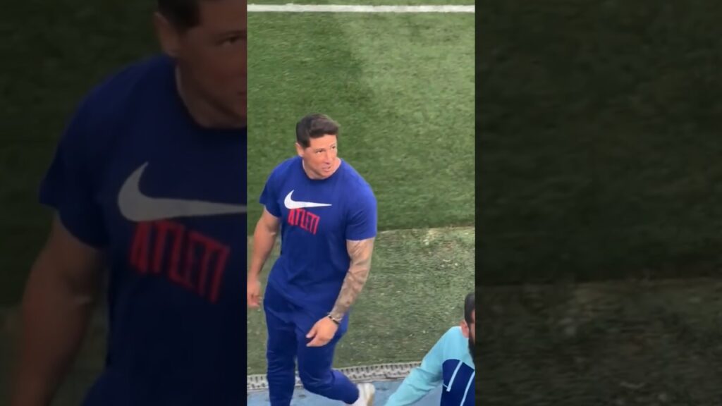 Fernando Torres SHOVES and THREATENS Arbeloa 😳 #shorts #football