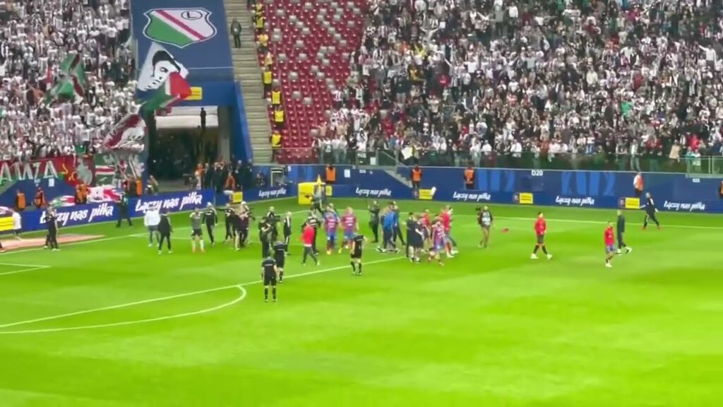 Kacper Tobiasz broni rzut karny! Legia zdobywa Puchar Polski w meczu z Rakowem. Radość z kibicami