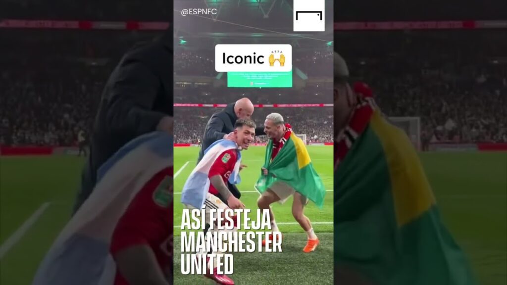 Lisandro Martínez y Antony bailan con las banderas de sus países en la espalda junto a Erik ten Hag