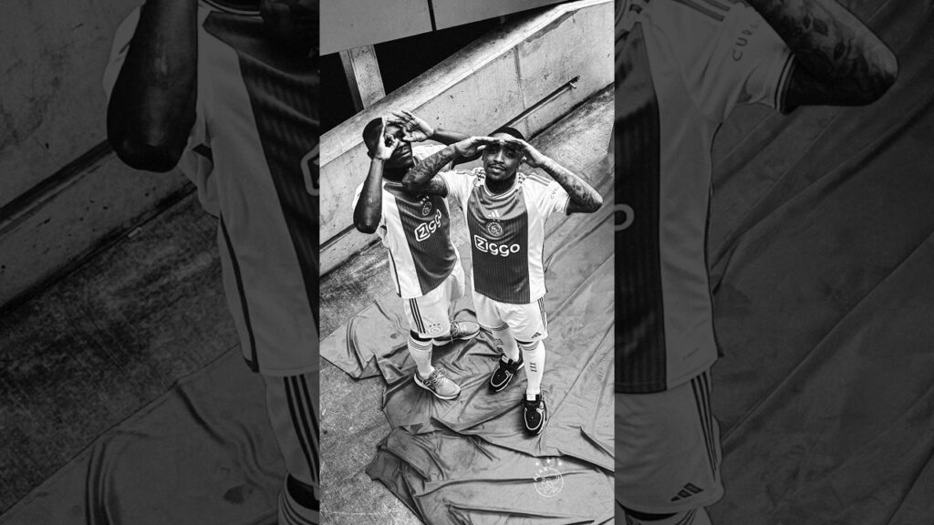 Brian Brobbey & Steven Bergwijn posing in the new Ajax home jersey ⚡️