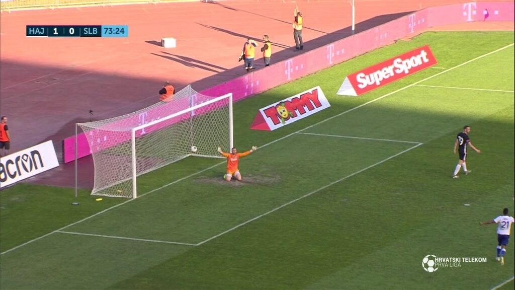 Dok Slaven Belupo slavi, Hajduk zabija