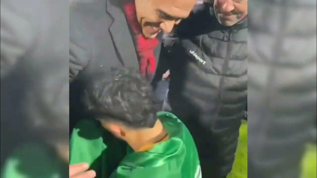 بوسه امیر عابدزاده بر دستان پدر؛ عقاب آسیا