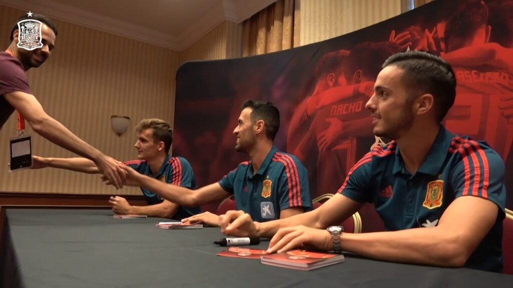 Pablo Sarabia, Diego Llorente y Sergio Busquets, con los aficionados de España en Bucarest