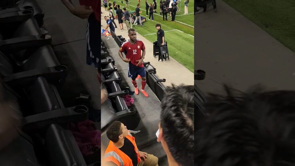 GRAN GESTO DE JOEL CAMPBELL CON LA AFICIÓN TICA