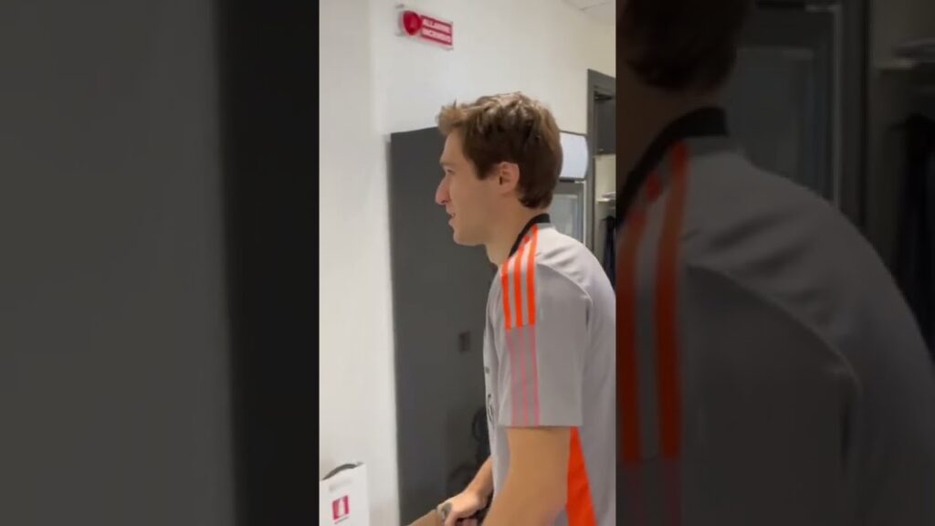 Juventus, Chiesa fa una sorpresa a Vlahovic! #shorts #juve