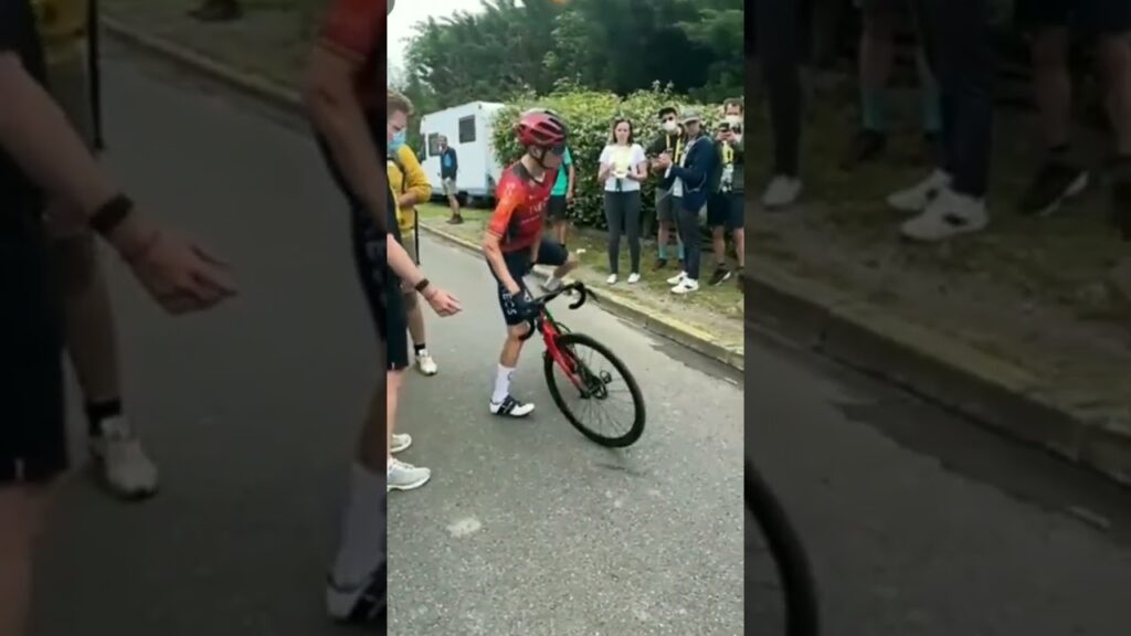 CARLOS RODRIGUEZ 🇪🇸 ( Ineos ) funny Crash after Stage 5 😂 Tour De France 2023 🏆 🇫🇷
