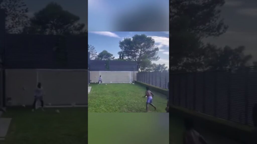 Eduardo Camavinga prouve qu'il peut aussi jouer gardien de but 🇫🇷⚽️🥰