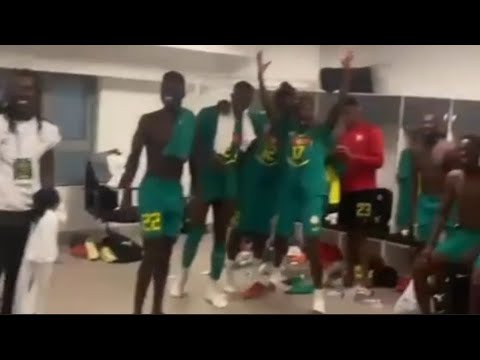 Regardez la joie des Lions et de Aliou Cissé dans les vertiaires après la victoire contre le Brésil
