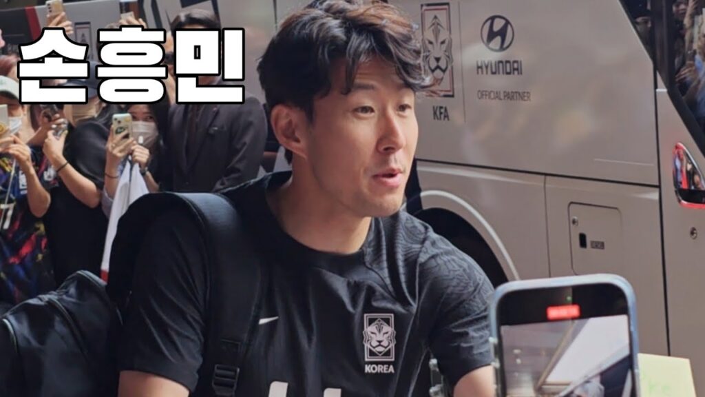 숙소 앞에 모인 팬들을 그냥 지나치지 않는 조규성 황희찬 손흥민