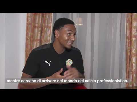 Abdou Diallo présente son livre à Alfred Gomis qui traduit en italien.