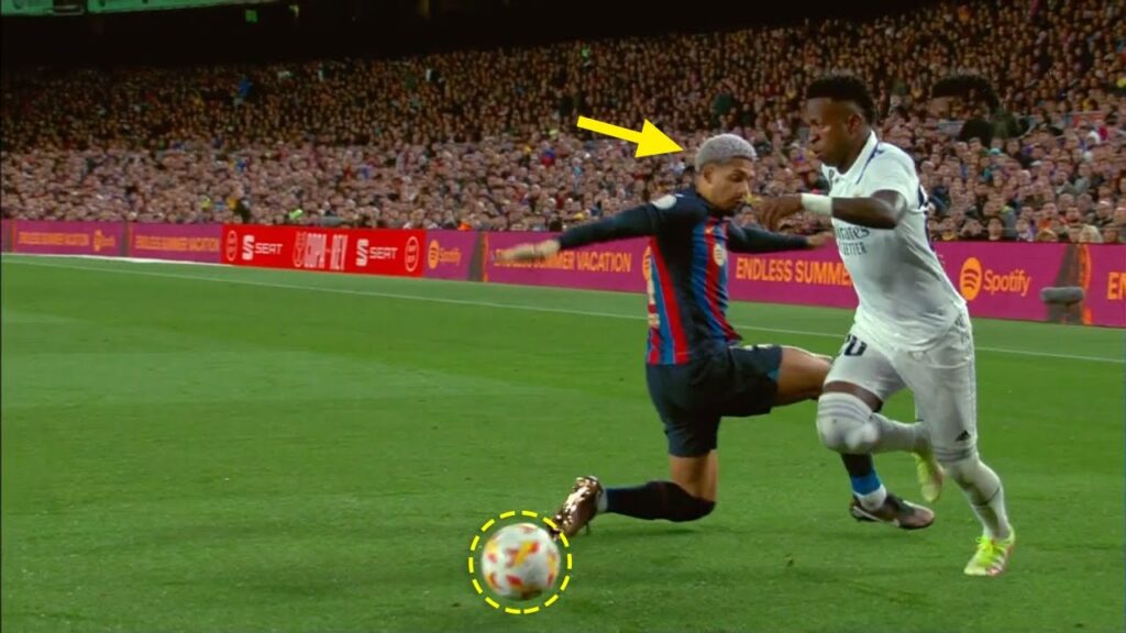 Ronald Araujo got OWNED by Vinicius jr | (5/4/2023)