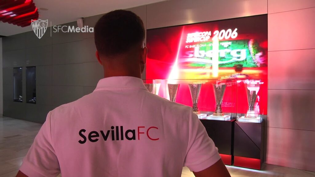 André Silva visita el Sevilla History Experience