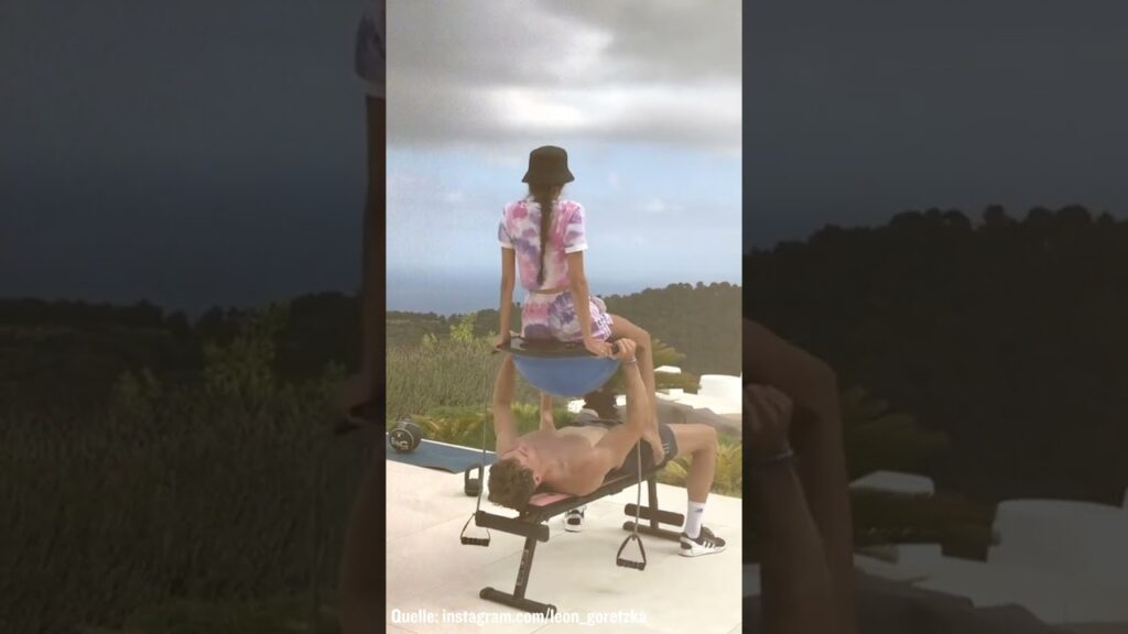 "Ich küsse Ihr Herz!" Goretzka macht zwei kleine Fans glücklich #shorts