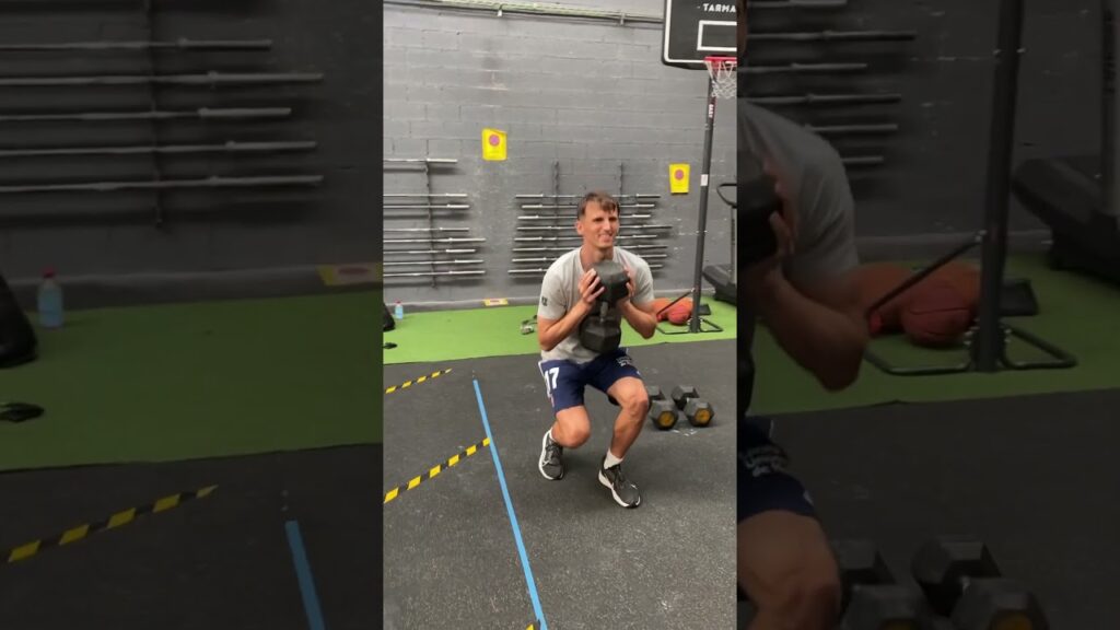 Nogometaš Ante Budimir - “startni čučanj” sa bučicom