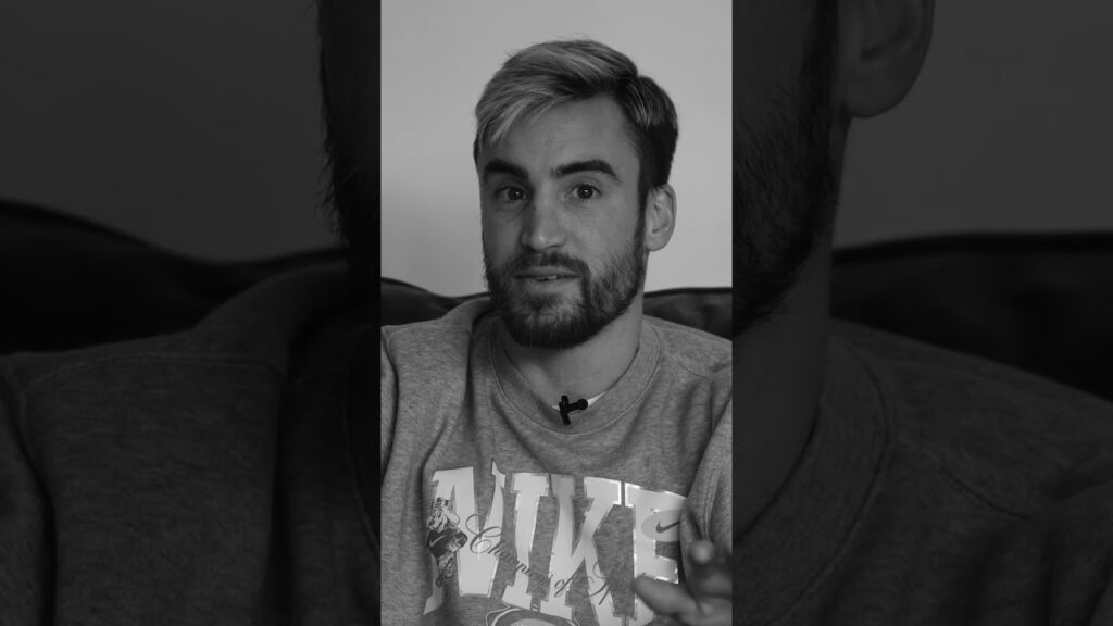 Tagliafico y su perro Galo en el medio de la entrevista