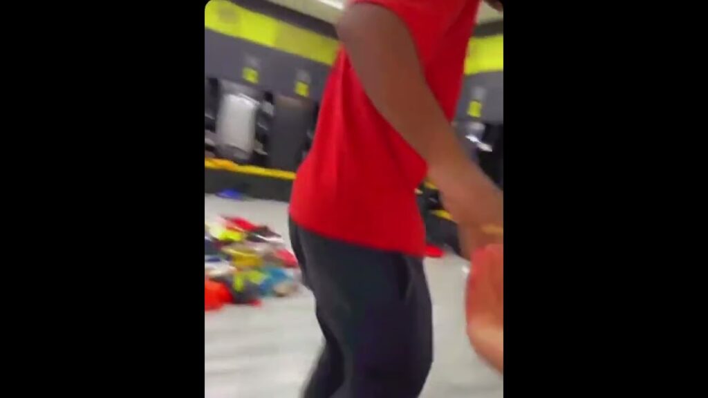 ‏رومارينهو بعد مشاهده العبود للطقم الاحمر : فلنتاين يا صديقي 😂❤️