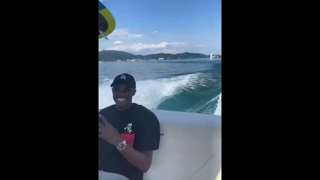 سعود عبدالحميد يبدو سعيداً