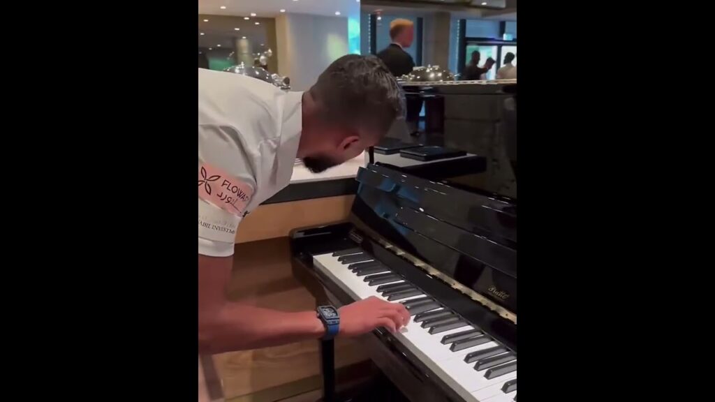سلمان الفرج يعزف على البيانو