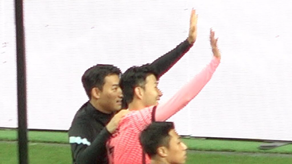 조유민 예비신부 티아라 소연에게 손흔드는 손흥민