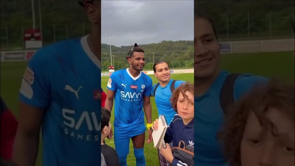 البليهي مع جمهوره في النمسا 💙😍