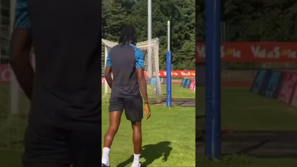 Zambo Anguissa ovationné par le public de Naples 😍🇨🇲🔥