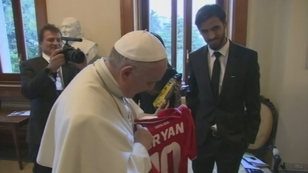 Pope Francis happily receives a football shirt from Bryan Ruiz