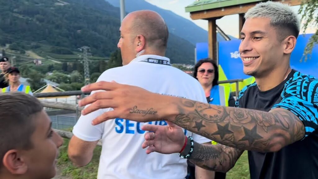 Fantastico Olivera, gesto da applausi con un baby tifoso ππ Fantastico Olivera, gesto da applausi con un baby tifoso ππ