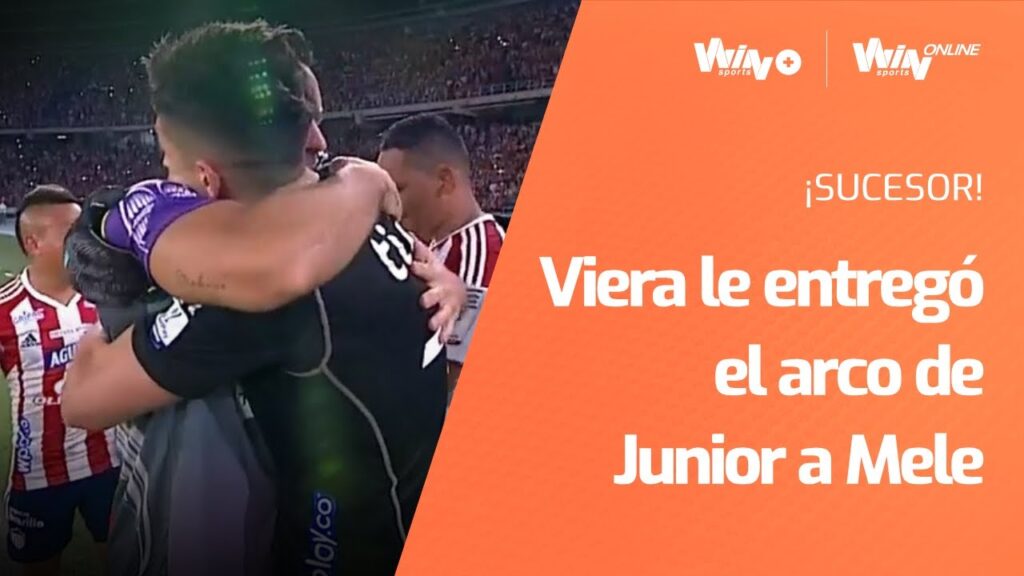 ¡Ahora te toca a ti! Viera le entregó el arco de Junior a Mele que debutó atajando penal