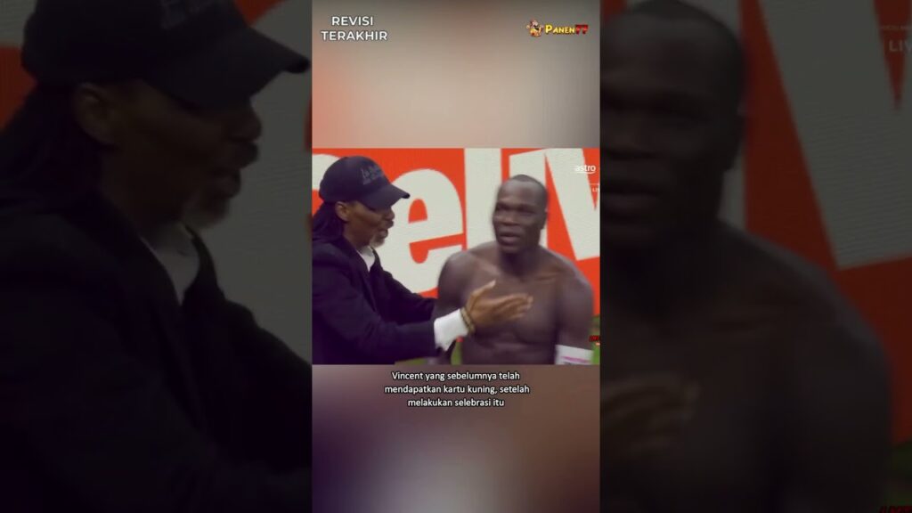 Pemain ini justru tersenyum usai dapatkan kartu merah