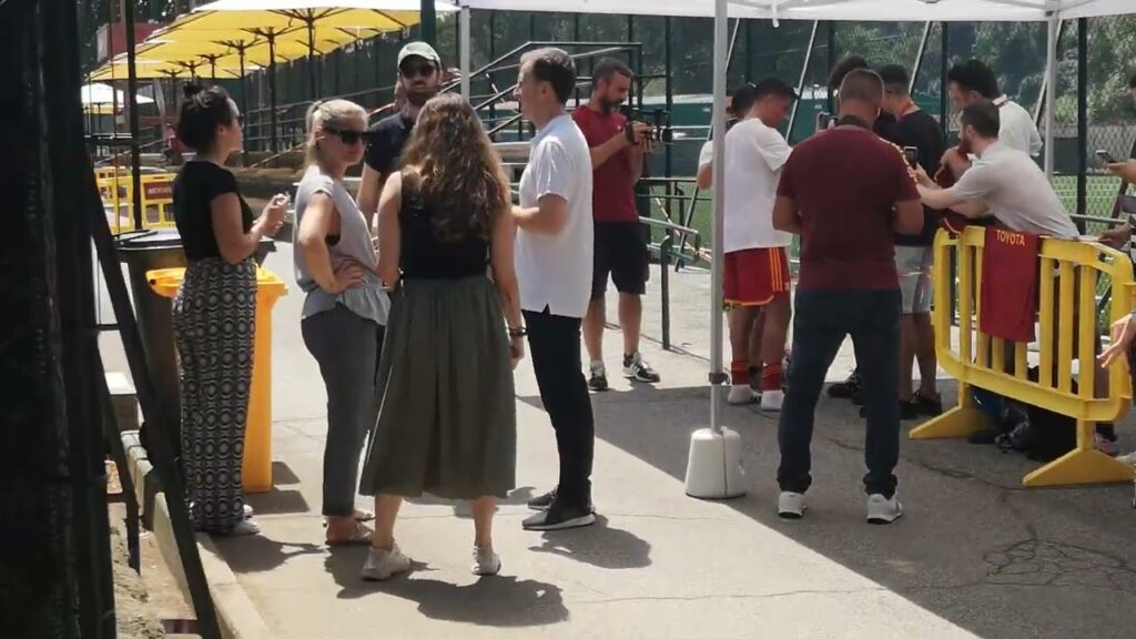 21/7/23 Roma Latina: Paulo Dybala si ferma a firmare autografi per gli ospiti presenti al Bernardini