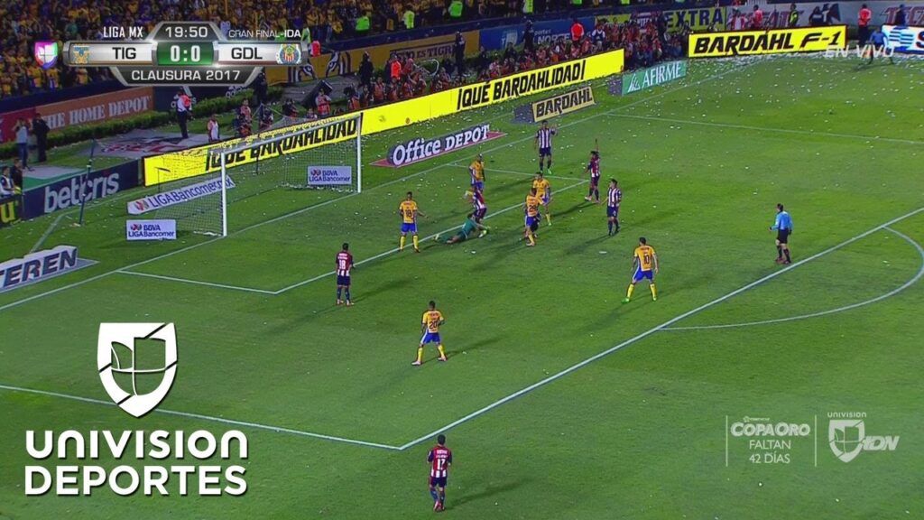 Rodolfo Cota salvó a Chivas jugándose el físico ante un solitario Ismael Sosa Rodolfo Cota salvó a Chivas jugándose el físico ante un solitario Ismael Sosa