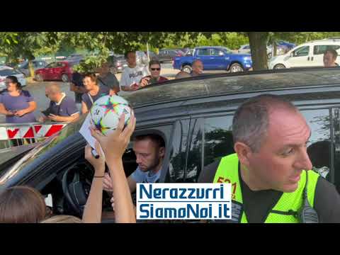 Stefan De Vrij con i tifosi fuori da centro sportivo dell'Inter