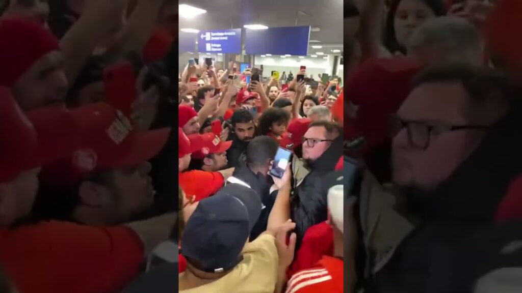 ENNER VALENCIA CHEGA EM PORTO ALEGRE NO MEIO DA TORCIDA COLORADA