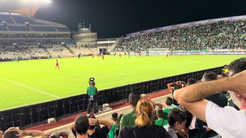 Δοκάρι Karim Ansarifard από την κερκίδα Super Cup 2023 - OMONOIA vs aris