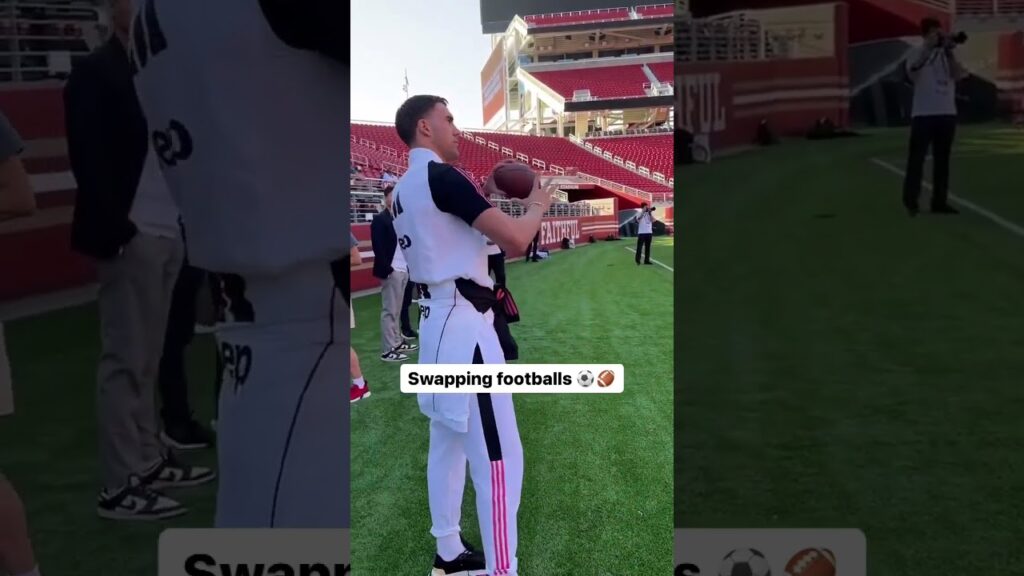 Weston McKennie teaching Dušan Vlahović how it’s done!