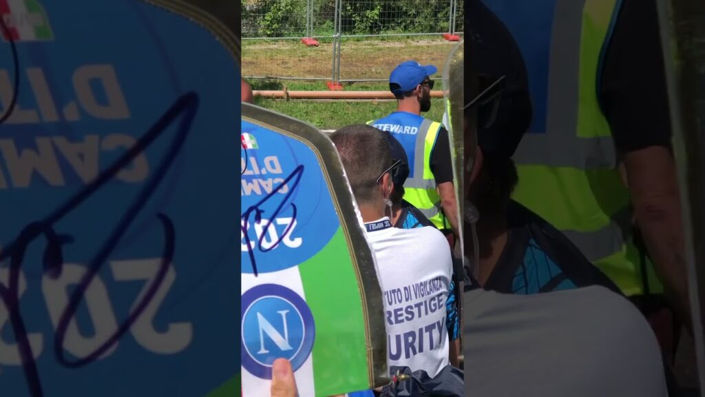 #Napoli, Piotr #Zielinski firma autografi ai tifosi