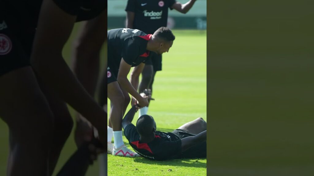 Autsch! Pacho tunnelt Kolo Muani im Rondo 🎯😂