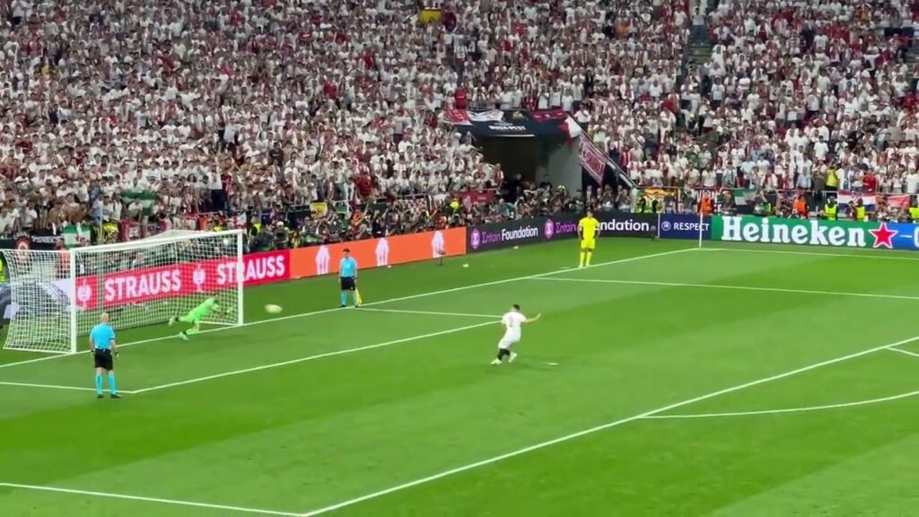 Gonzalo Montiel winning penalty vs AS Roma