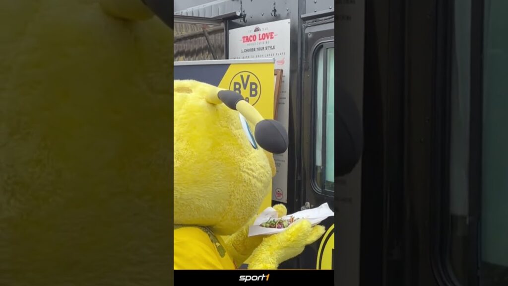 Moukoko als Tacos-Verkäufer! 😂 #shorts #bundesliga #bvb