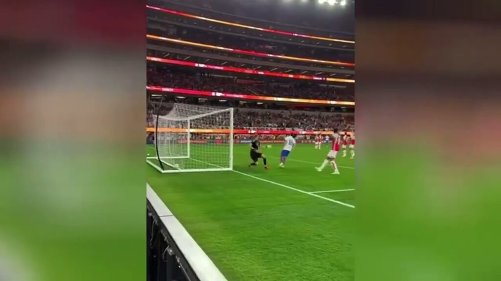 raphinha y la suerte consiguen un gol de falta directa raphinha y la suerte consiguen un gol de falta directa