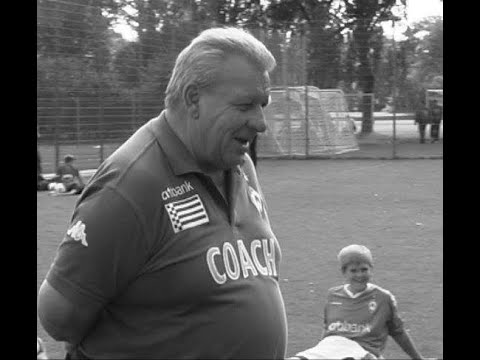 Werder Bremens U15 Co-Trainer Horst Dieter Höttges betreut Niclas Füllkrug und Mitspieler