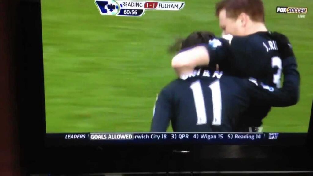 Fulham's Bryan Ruiz scores against Reading