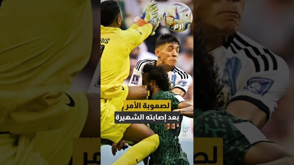 ‏صديق ياسر الشهراني يحاول إضحاكه رغم انه لا يستطيع الضحك بسبب جراحة في فكه بعد الإصابة.‬⁩