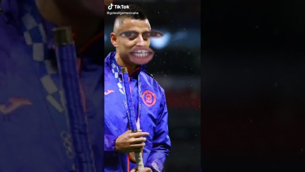 Roberto. Alvarado. a. las Chivas