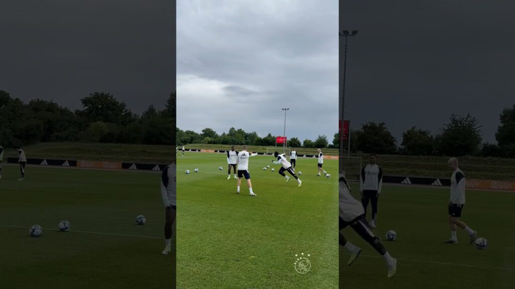 Bergwijn, Brobbey & Taylor having fun before Ajax training 🤹‍♂️
