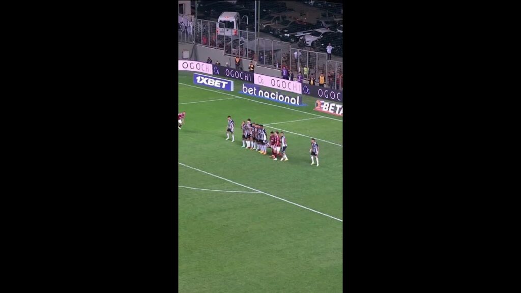SE LIGA NO GOL DE FALTA DO ARRASCAETA 🚀⚽😱 | ATLÉTICO-MG X FLAMENGO | #shorts | ge.globo