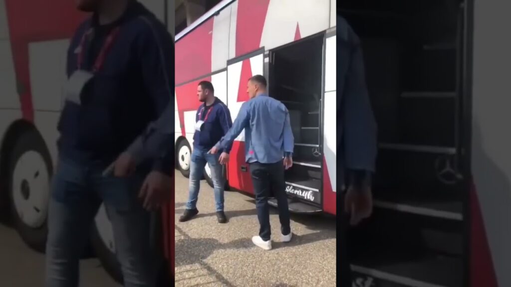 Steven Berghuis is woest op een Twente-fan die Brobbey racistisch bejegend en haalt uit.