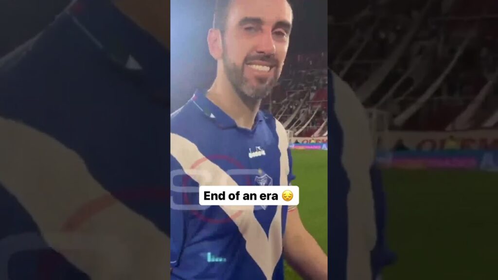 Diego Godín leaves the pitch in tears after announcing his retirement 🥺