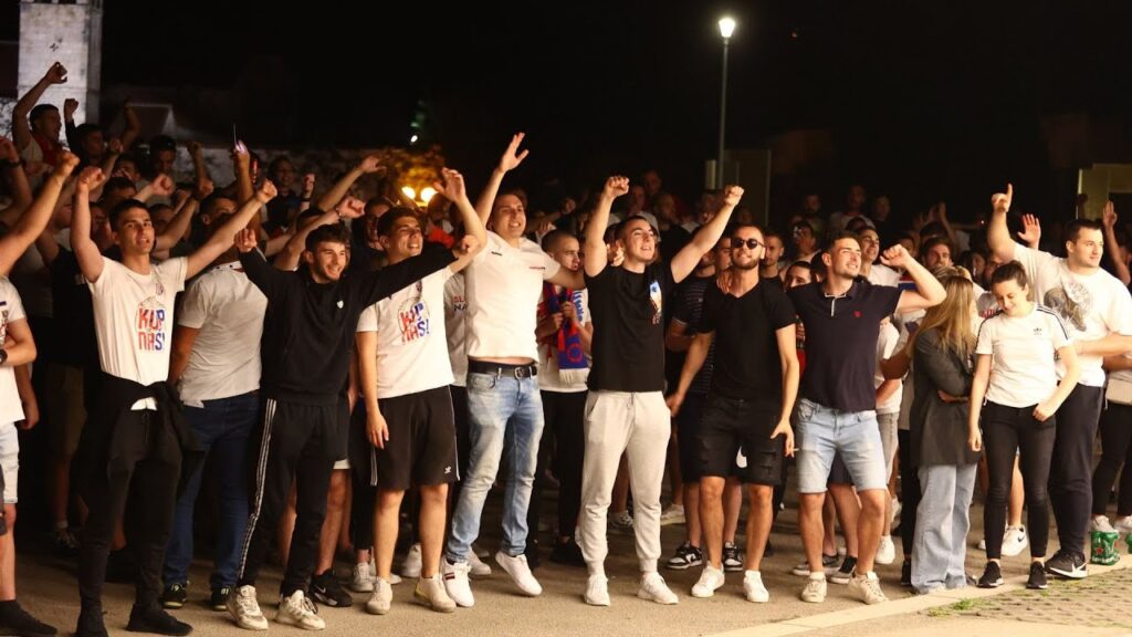 Navijači pjesmom i bakljama dočekali Hajduk nakon obrane naslova